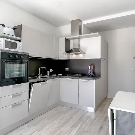 Nuovo Bilocale Con Posto Auto * فاراتسي